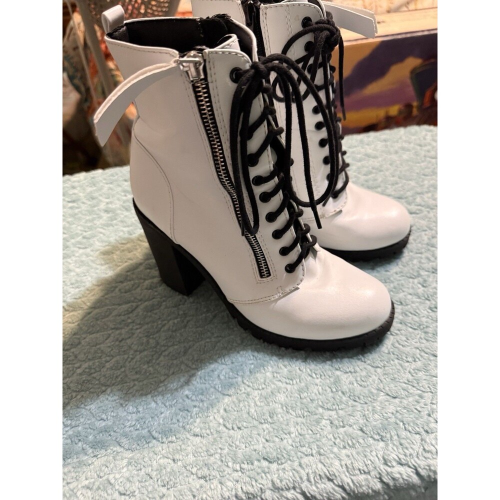 Soda Women's Malia Chunky High Heel Combat Ankle Boots Size 7.5